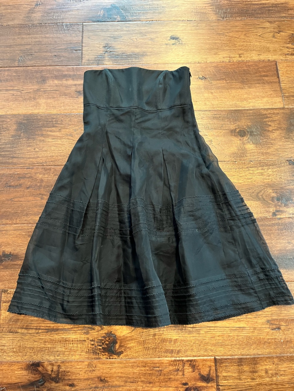 SOLID BLACK SILK COCKTAIL PARTY DRESS. SIZE 6. WHITE HOUSE BLACK MARKET.